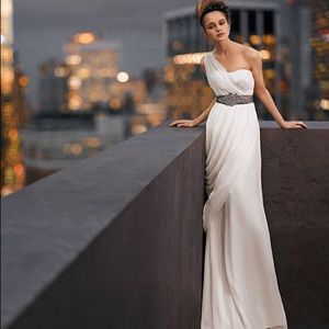 One shoulder Vera Wang wedding gown w/belt & veil
